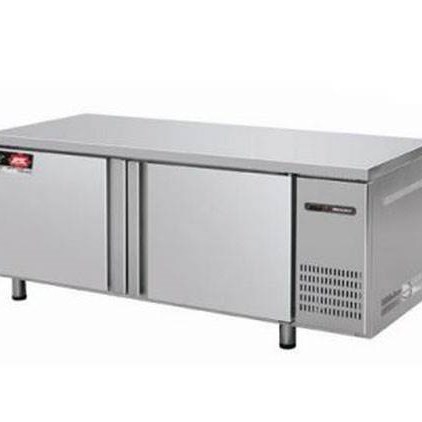 یخچال روی میز کاری