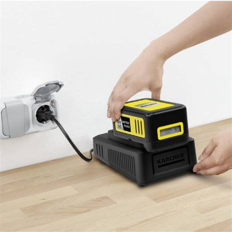 جاروبرقی خانگی برگ جمع کن کارچر LBL 4 BATTERY SET